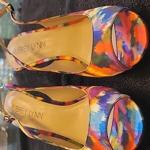 Woman size 8 tropical platform shoe